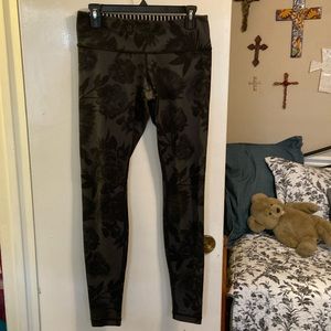 Lululemon size 8 almost new leggings fold down waist ankle length